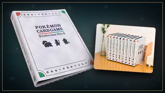 Pokémon Card Game Premium Collection File Ordner vor dunkelgrünem Sammlerfeld